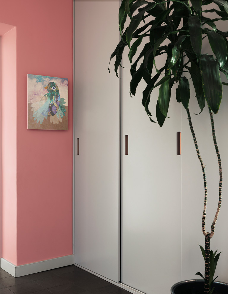 Свежая идея для дизайна: коридор в скандинавском стиле с розовыми стенами - отличное фото интерьера