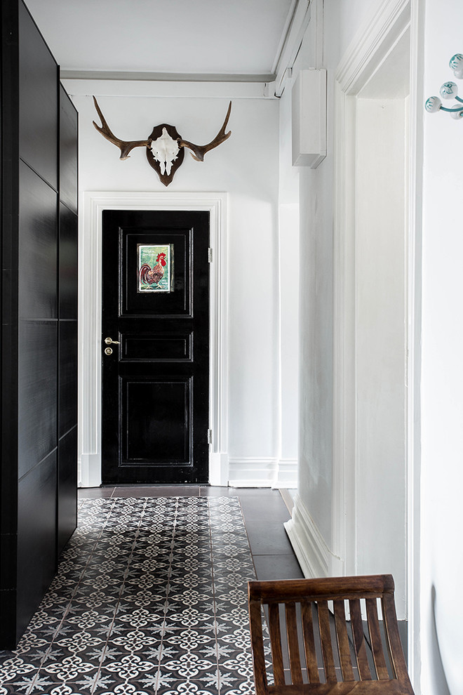 Стильный дизайн: коридор в скандинавском стиле с белыми стенами и полом из керамической плитки - последний тренд