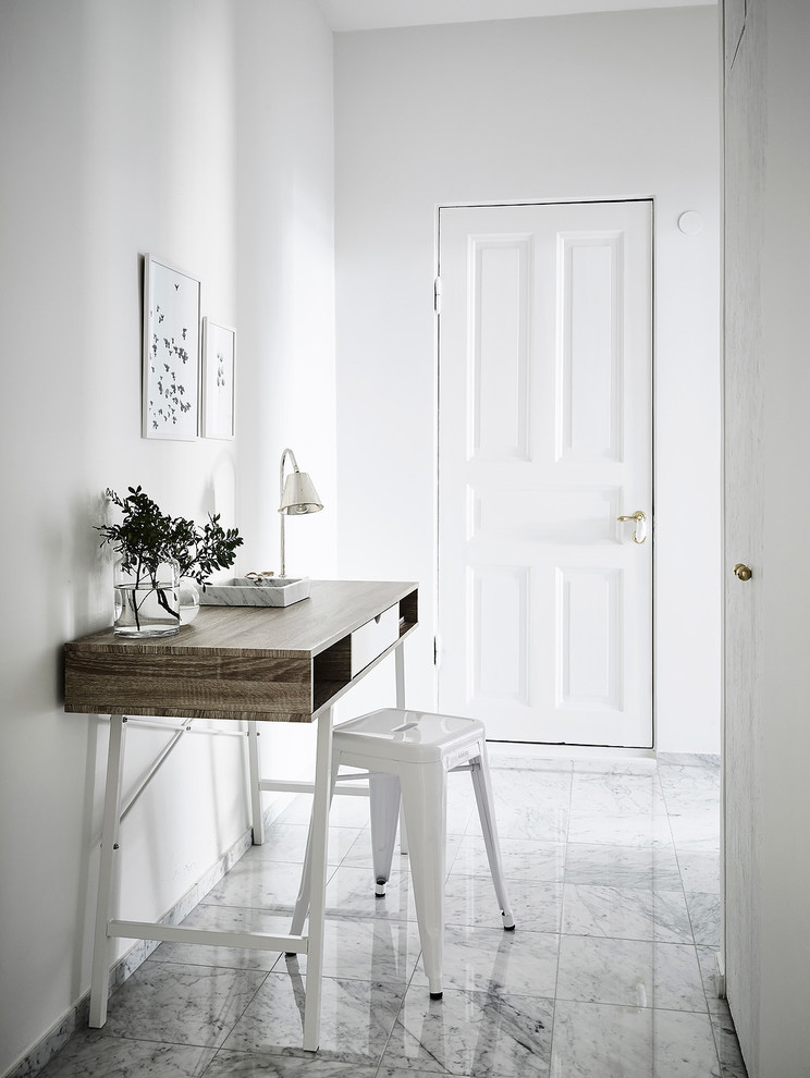 Свежая идея для дизайна: коридор среднего размера в скандинавском стиле с белыми стенами, мраморным полом и белым полом - отличное фото интерьера