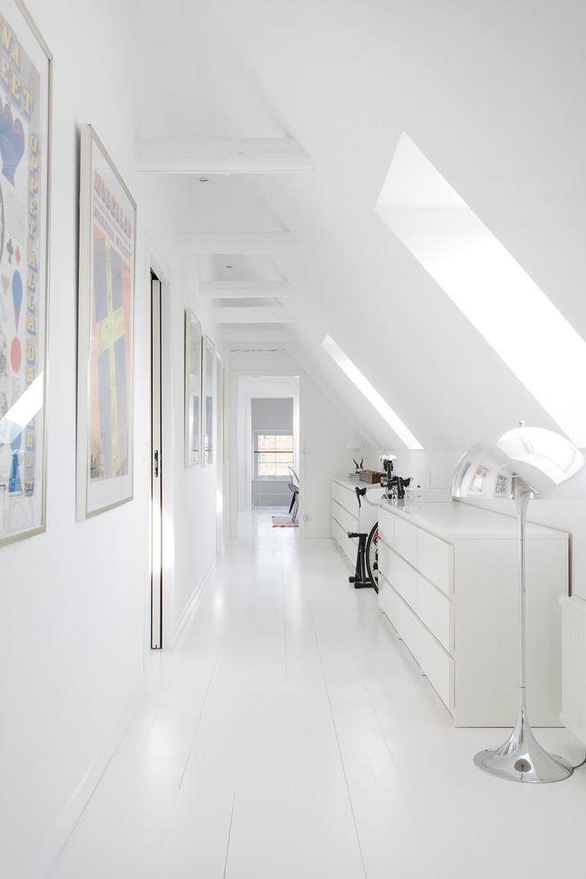 マルメにあるコンテンポラリースタイルのおしゃれな廊下 (白い壁、白い床) の写真