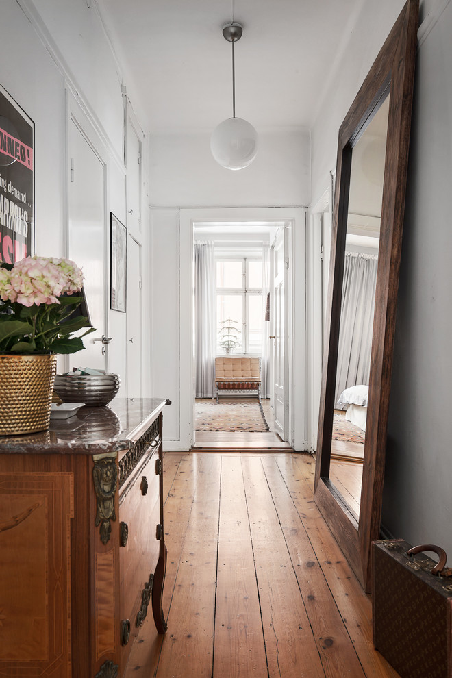 Источник вдохновения для домашнего уюта: коридор среднего размера в скандинавском стиле с белыми стенами и паркетным полом среднего тона