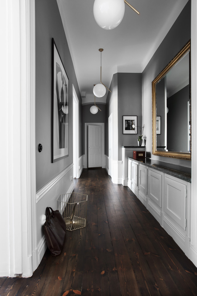 Идея дизайна: коридор в скандинавском стиле с серыми стенами, темным паркетным полом и коричневым полом