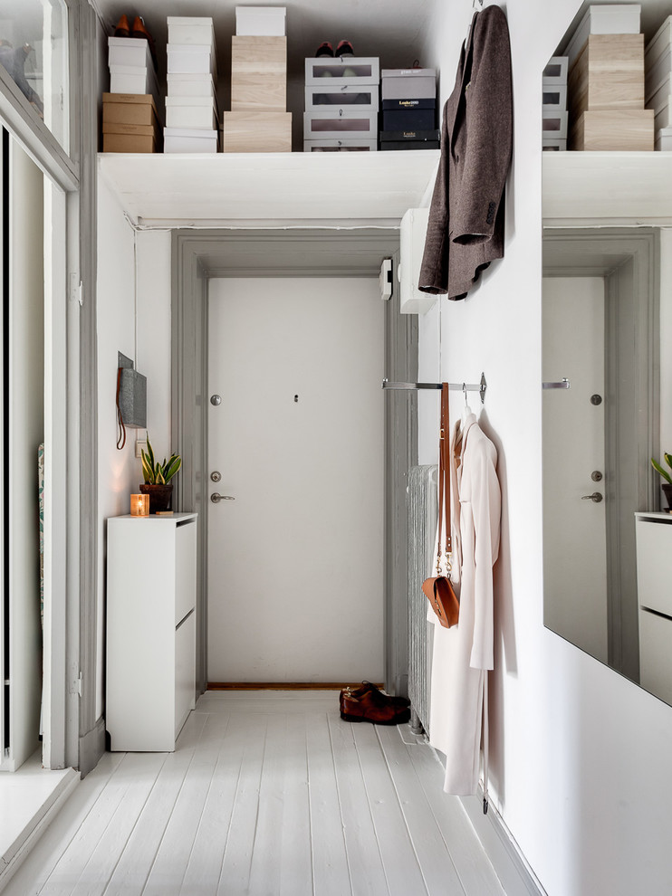 Свежая идея для дизайна: коридор в скандинавском стиле с белыми стенами и деревянным полом - отличное фото интерьера