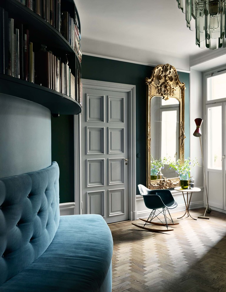Mittelgroßer Klassischer Flur mit grüner Wandfarbe und braunem Holzboden in Stockholm