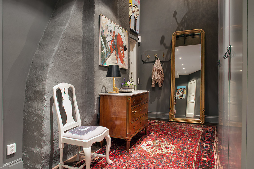 Источник вдохновения для домашнего уюта: большой коридор в современном стиле с серыми стенами