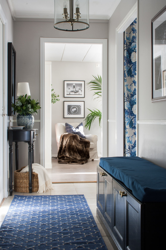 Стильный дизайн: коридор среднего размера в классическом стиле с серыми стенами, полом из керамической плитки и бежевым полом - последний тренд