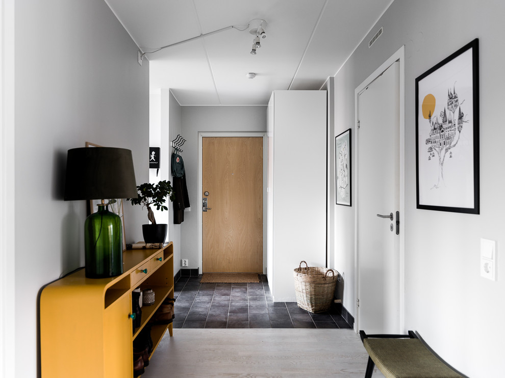Immagine di un piccolo ingresso o corridoio minimalista con pareti bianche