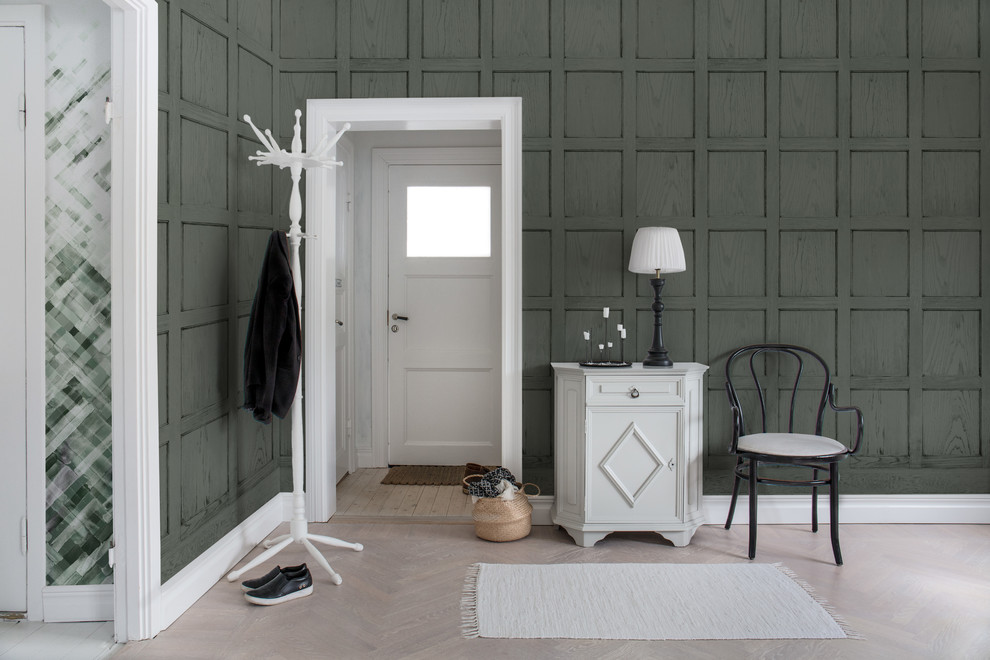 Immagine di un ingresso o corridoio minimalista di medie dimensioni con pareti verdi, parquet chiaro e pavimento bianco