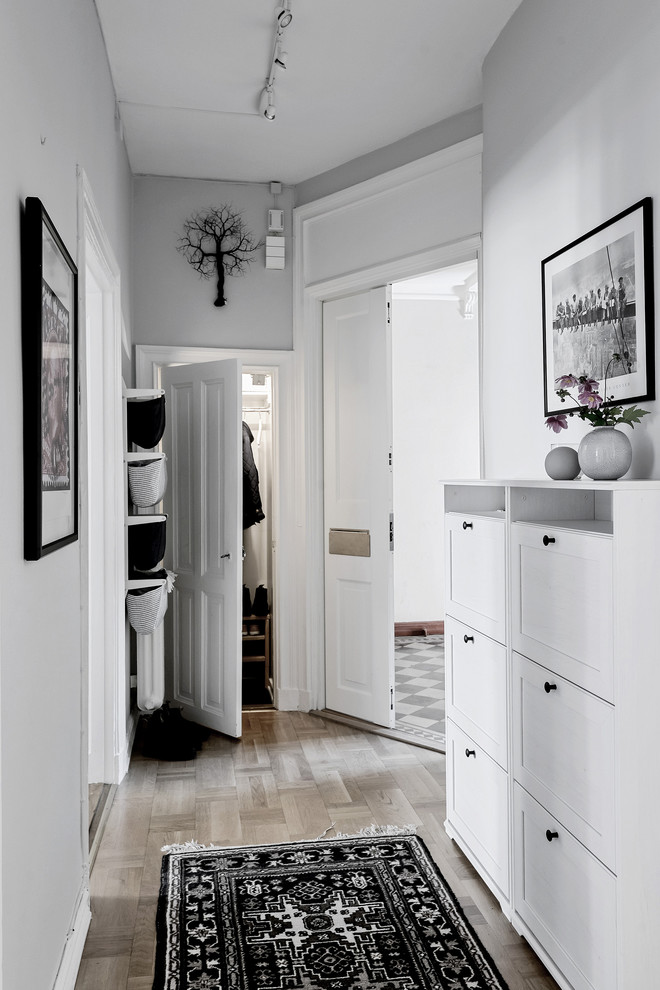 Источник вдохновения для домашнего уюта: маленький коридор в викторианском стиле с серыми стенами для на участке и в саду