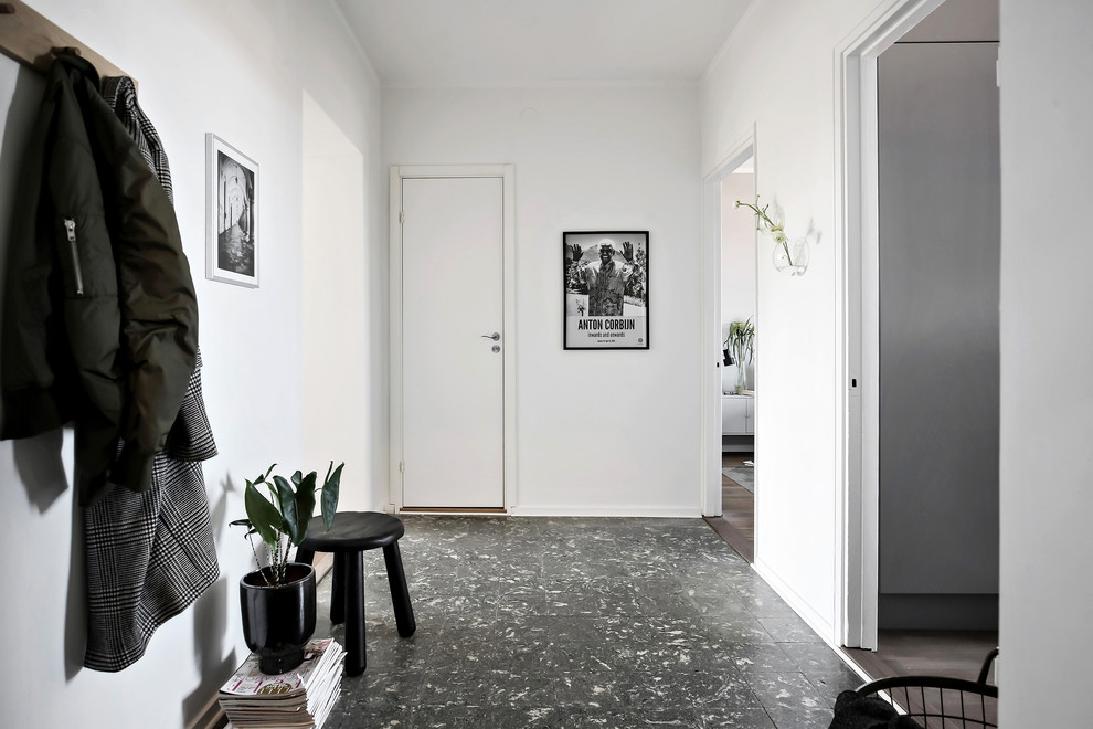 Inspiration för mellanstora klassiska hallar, med vita väggar och svart golv