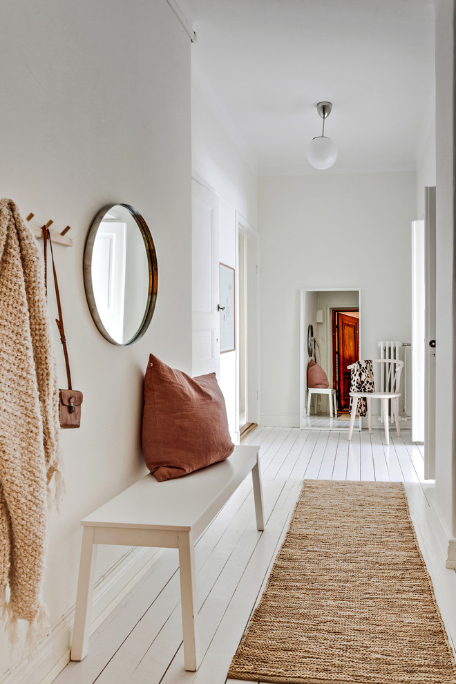 Стильный дизайн: маленький коридор в скандинавском стиле с белыми стенами, деревянным полом и белым полом для на участке и в саду - последний тренд