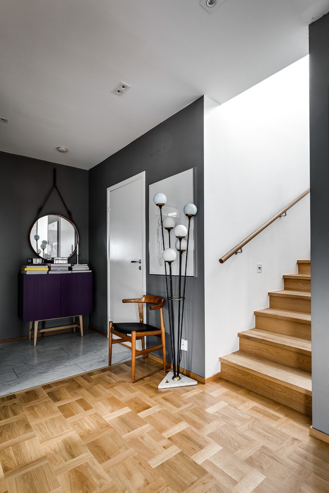 Идея дизайна: большой коридор в стиле фьюжн с серыми стенами и мраморным полом