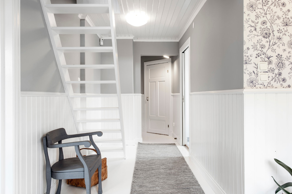 Источник вдохновения для домашнего уюта: коридор среднего размера в стиле неоклассика (современная классика) с белыми стенами, деревянным полом и белым полом