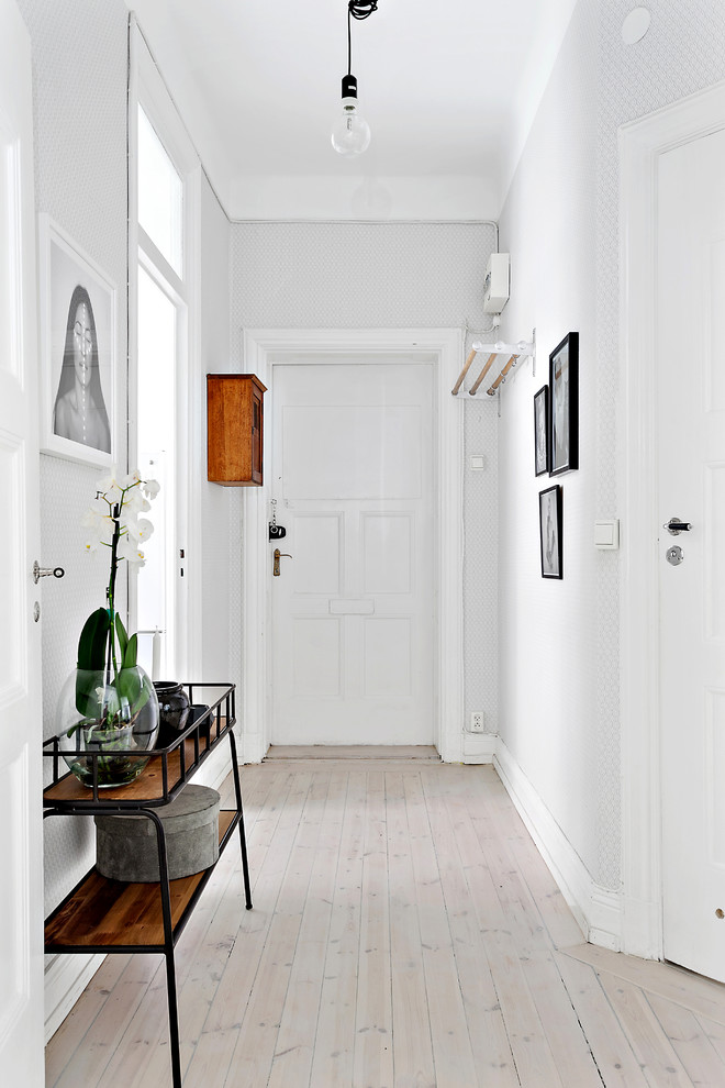 Foto di un ingresso o corridoio scandinavo con pareti bianche