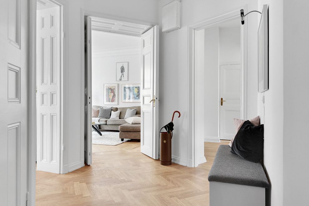 Свежая идея для дизайна: большой коридор в скандинавском стиле с белыми стенами и светлым паркетным полом - отличное фото интерьера