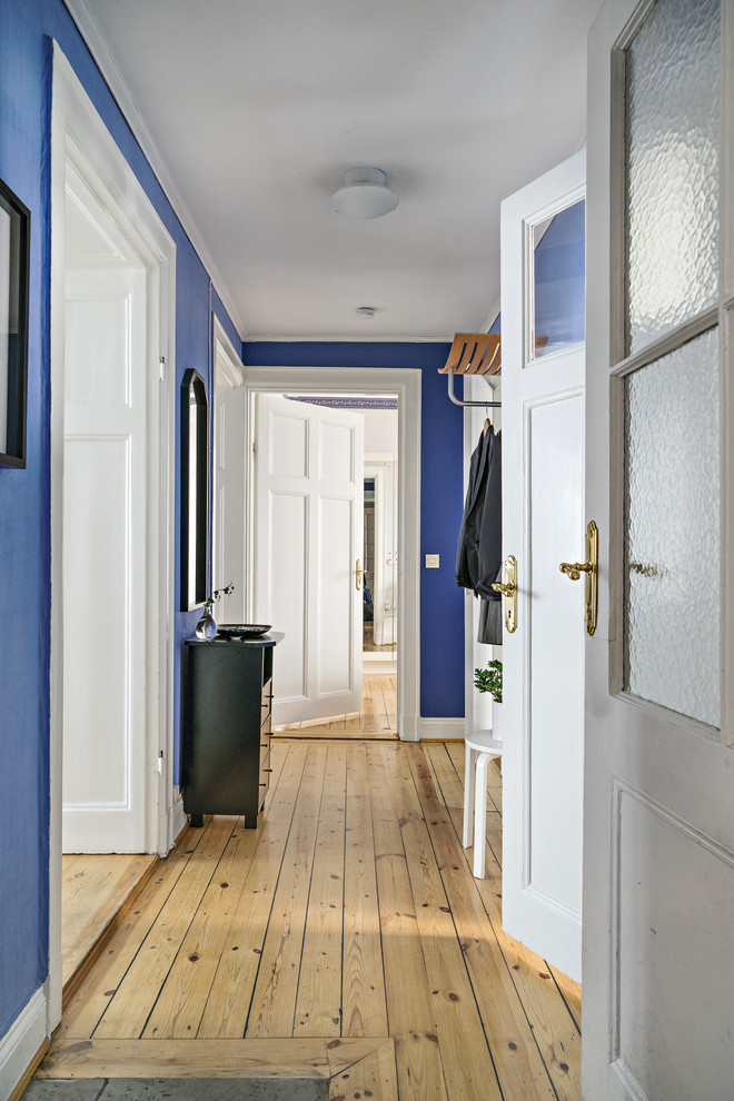 Источник вдохновения для домашнего уюта: коридор в скандинавском стиле с синими стенами, паркетным полом среднего тона и бежевым полом