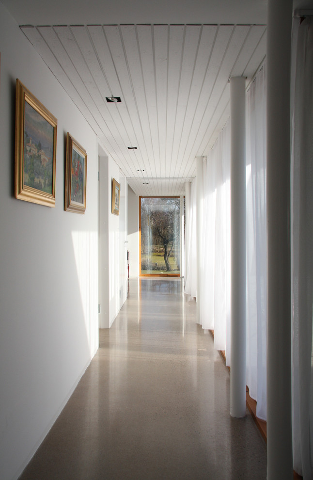 ストックホルムにある北欧スタイルのおしゃれな廊下の写真