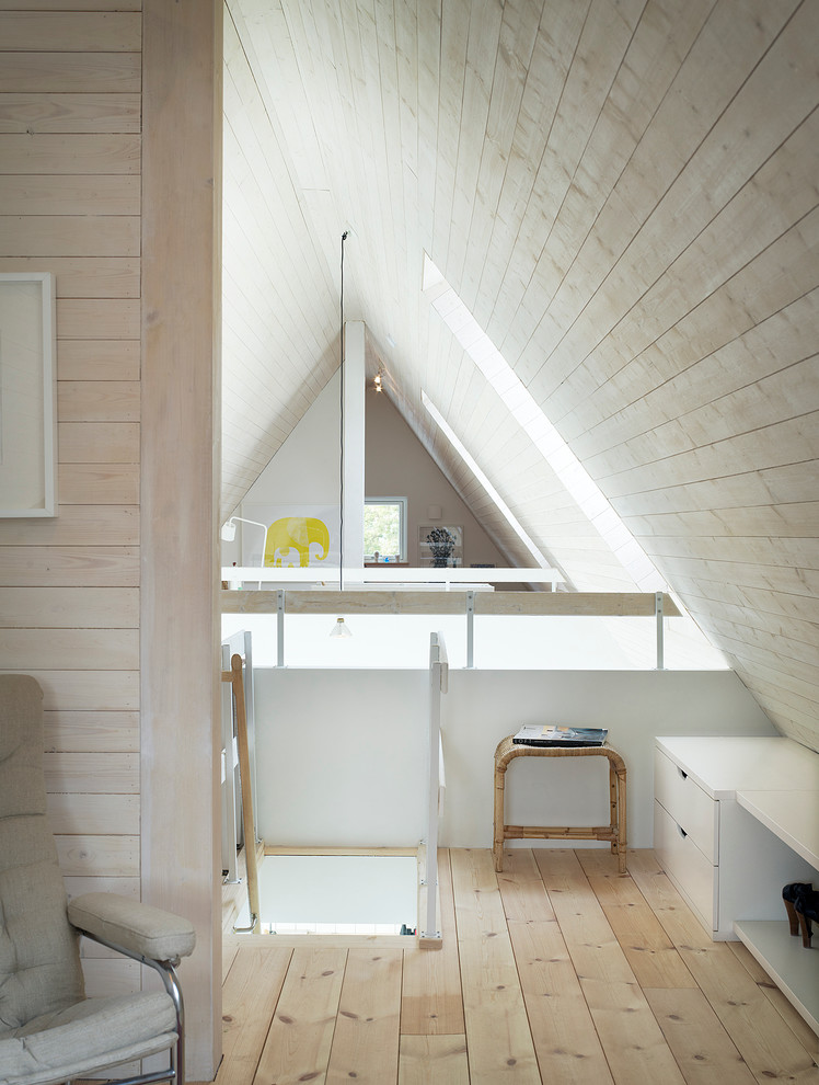 Imagen de recibidores y pasillos nórdicos pequeños con suelo de madera clara y paredes beige