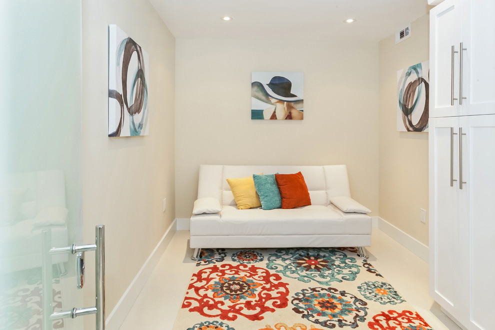 Kleiner Moderner Flur mit weißer Wandfarbe und Teppichboden in Miami