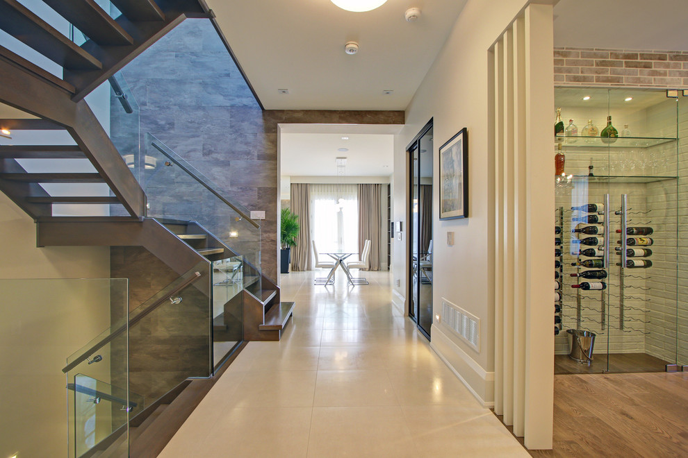 Ispirazione per un grande ingresso o corridoio moderno con pareti beige e pavimento in gres porcellanato
