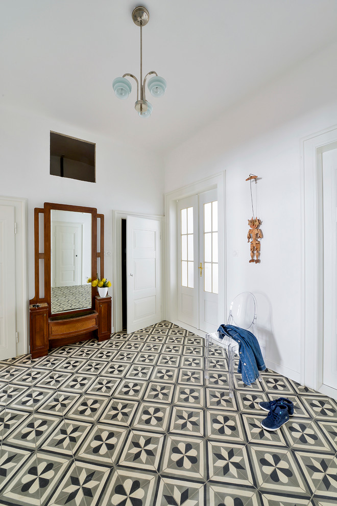 Immagine di un ingresso o corridoio chic di medie dimensioni con pareti bianche e pavimento con piastrelle in ceramica