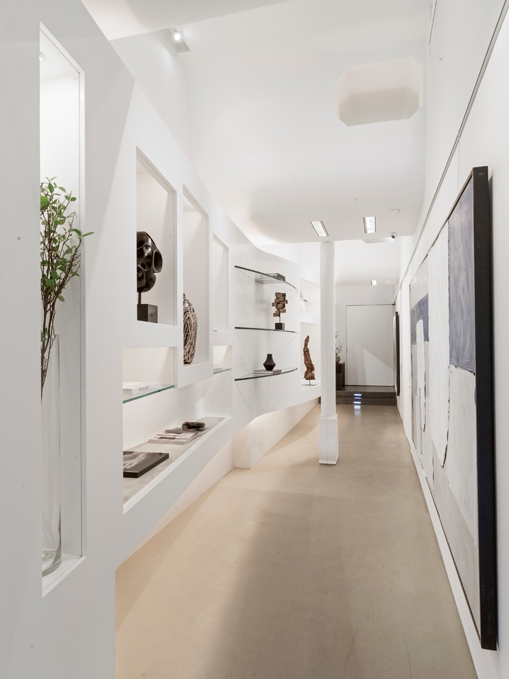 Источник вдохновения для домашнего уюта: коридор в современном стиле с белыми стенами, бетонным полом и серым полом