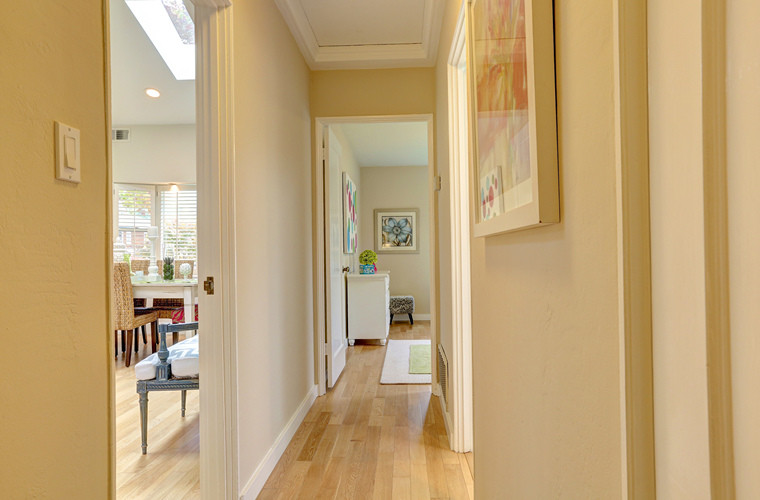 Источник вдохновения для домашнего уюта: коридор в стиле шебби-шик с бежевыми стенами и паркетным полом среднего тона