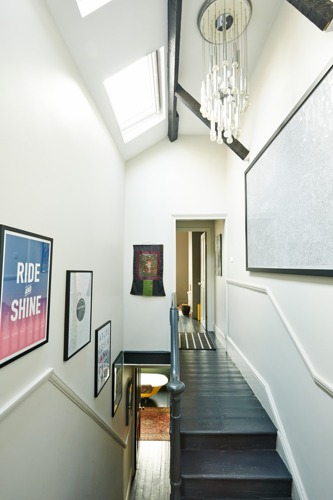 На фото: коридор в стиле фьюжн с белыми стенами и черным полом с