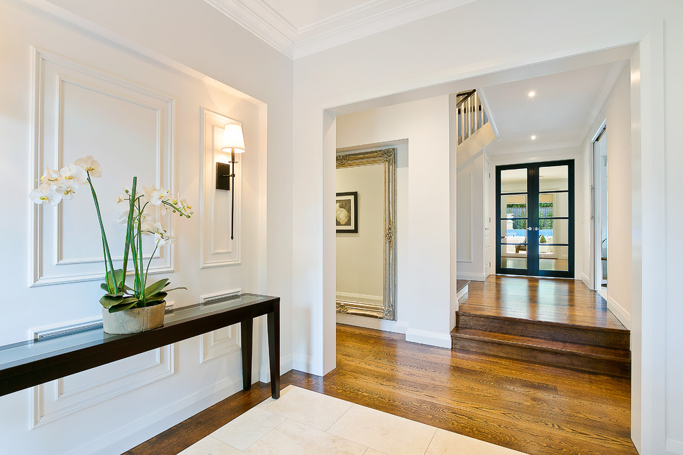 Mittelgroßer Klassischer Flur mit weißer Wandfarbe und braunem Holzboden in Sydney