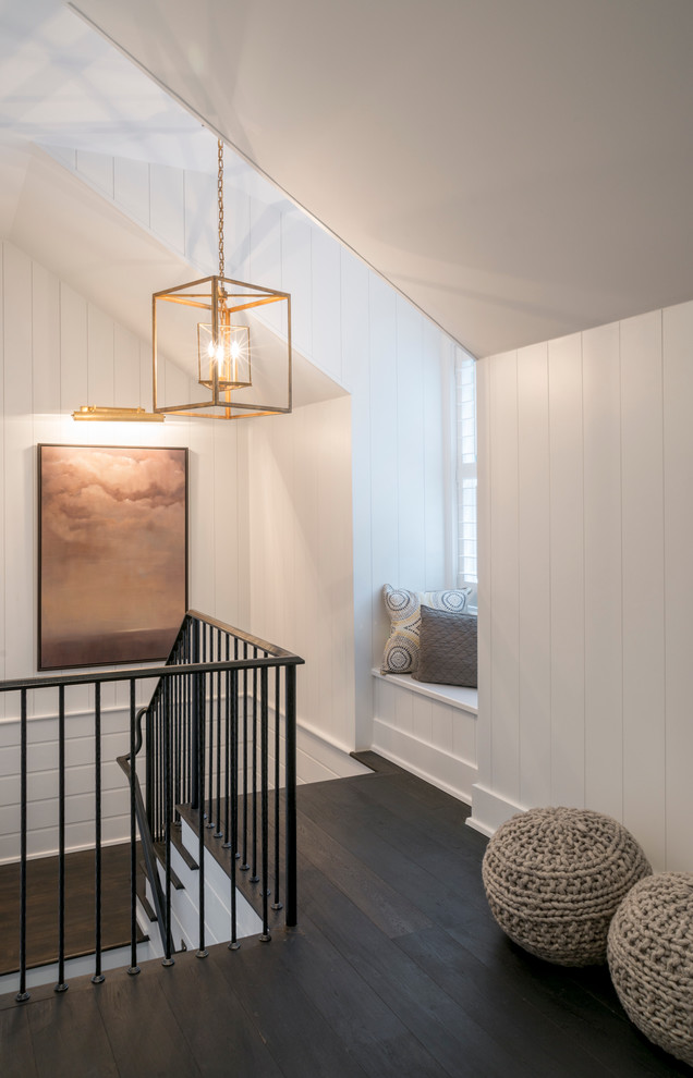 Источник вдохновения для домашнего уюта: большой коридор в стиле неоклассика (современная классика) с белыми стенами и темным паркетным полом