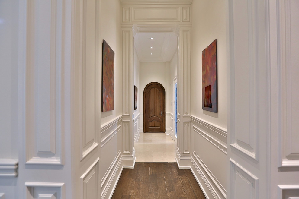 Idée de décoration pour un grand couloir tradition avec un mur blanc, un sol en marbre et un sol blanc.