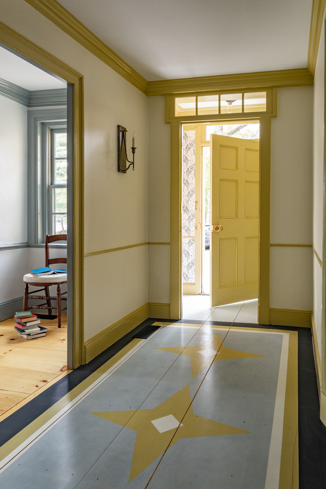 На фото: огромный коридор в стиле кантри с деревянным полом с