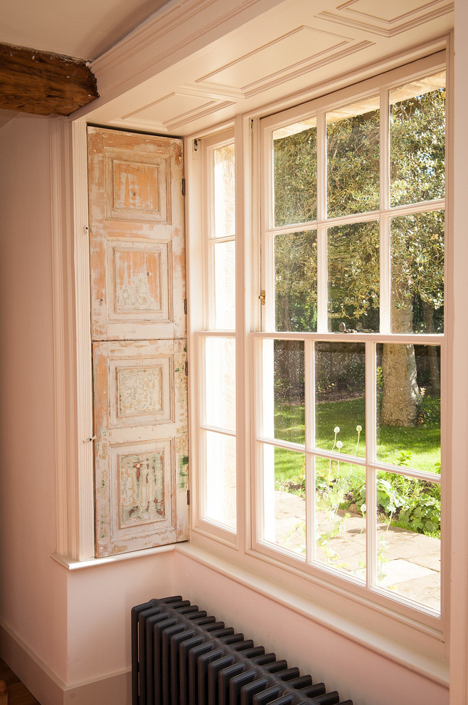 Exemple d'un couloir nature de taille moyenne avec un mur blanc et parquet clair.