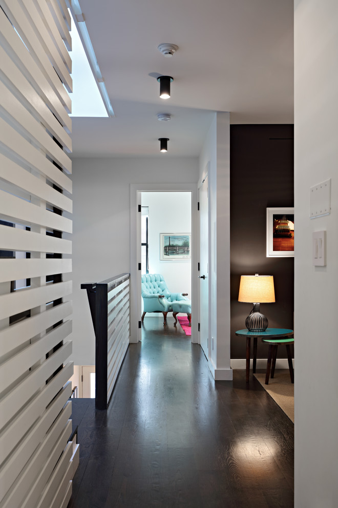 Свежая идея для дизайна: коридор среднего размера в стиле модернизм с белыми стенами, темным паркетным полом, коричневым полом и деревянными стенами - отличное фото интерьера