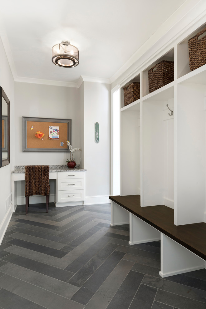 Inspiration pour un grand couloir avec un mur gris et un sol en carrelage de céramique.