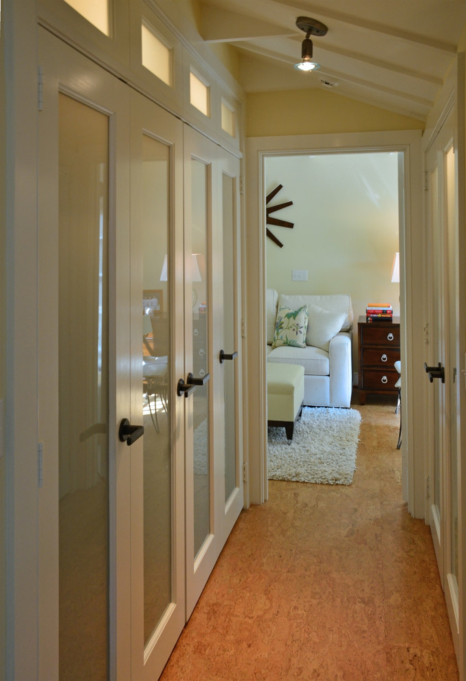 Aménagement d'un couloir classique de taille moyenne avec un mur beige et un sol en liège.
