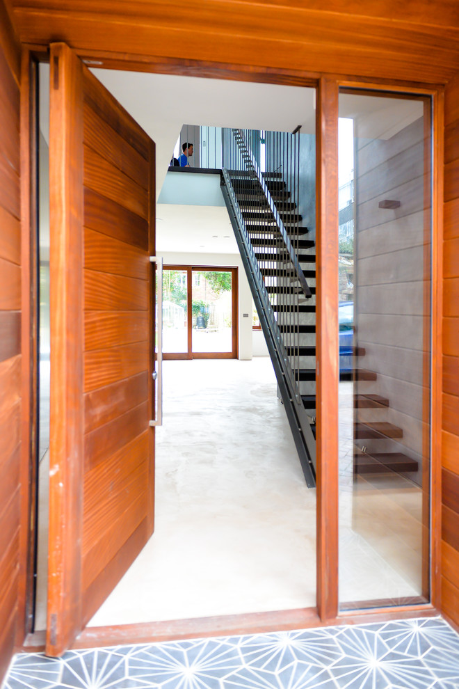 Пример оригинального дизайна: коридор среднего размера в современном стиле с серыми стенами и бетонным полом