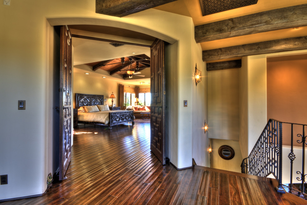 Diseño de recibidores y pasillos mediterráneos con suelo de madera en tonos medios