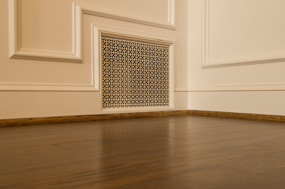 Ejemplo de recibidores y pasillos tradicionales de tamaño medio con paredes blancas y suelo de madera en tonos medios