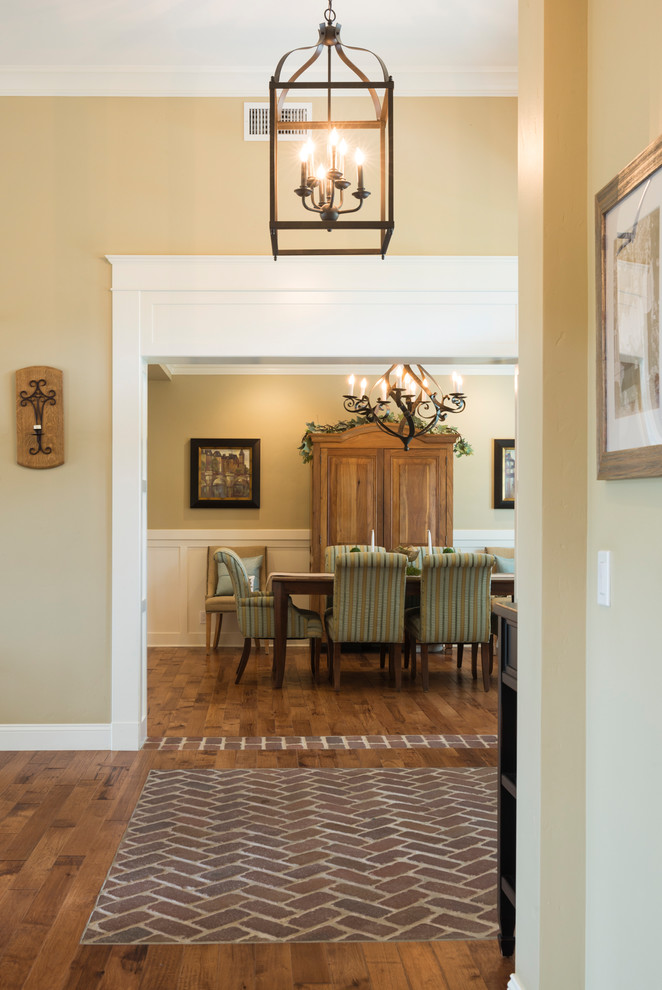 Стильный дизайн: коридор среднего размера в классическом стиле с бежевыми стенами, кирпичным полом и коричневым полом - последний тренд