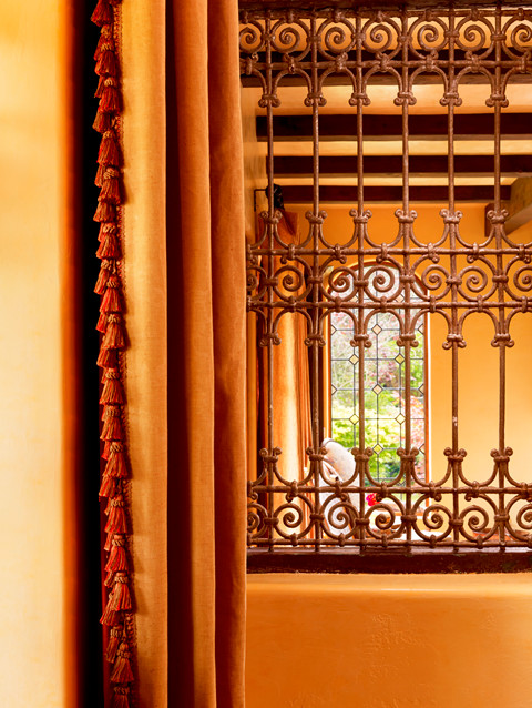 Kleiner Klassischer Flur mit braunem Holzboden und oranger Wandfarbe in Sonstige