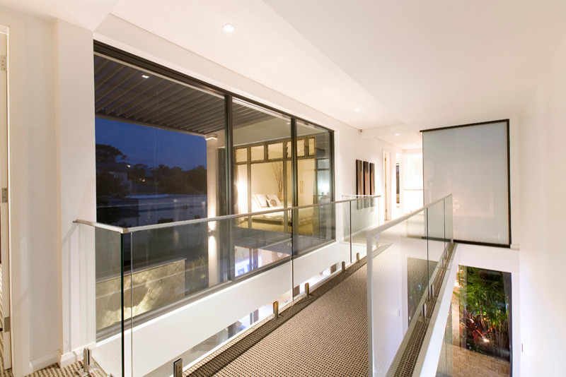 Großer Moderner Flur mit weißer Wandfarbe und Teppichboden in Sydney