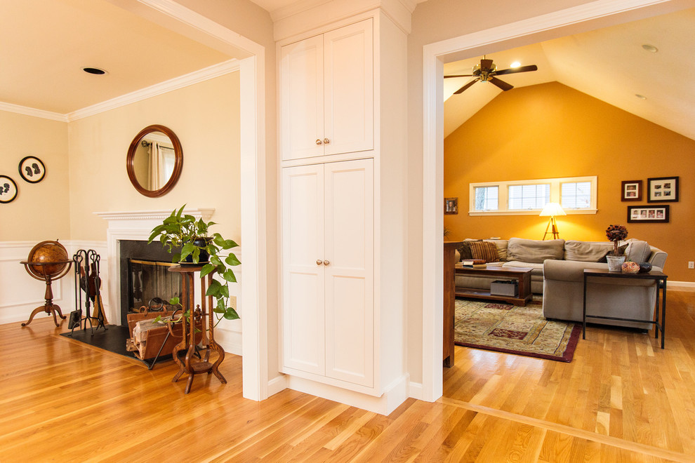 Klassischer Flur mit weißer Wandfarbe und braunem Holzboden in Boston