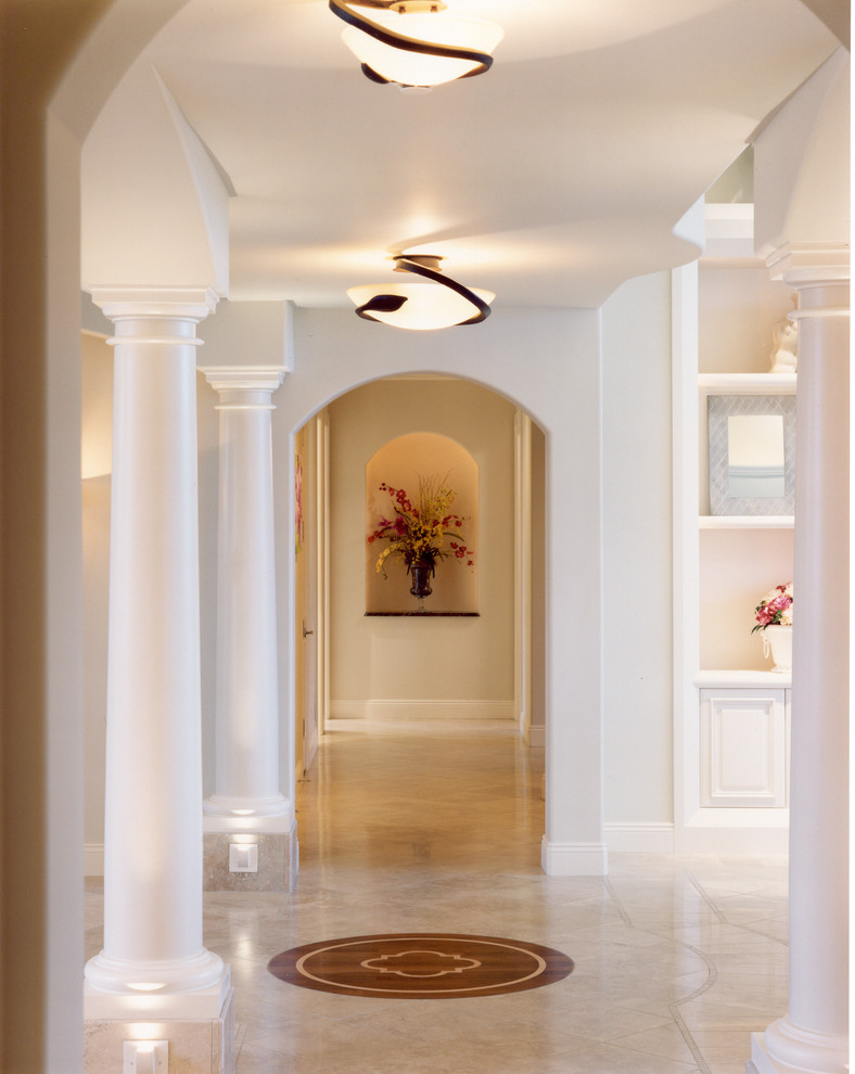 Ejemplo de recibidores y pasillos tradicionales grandes con paredes blancas y suelo de travertino