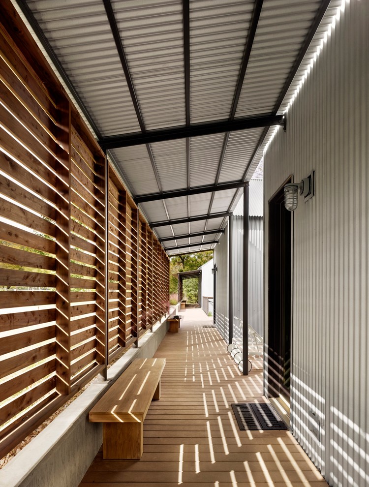 Aménagement d'un couloir contemporain avec un mur gris et un sol en bois brun.