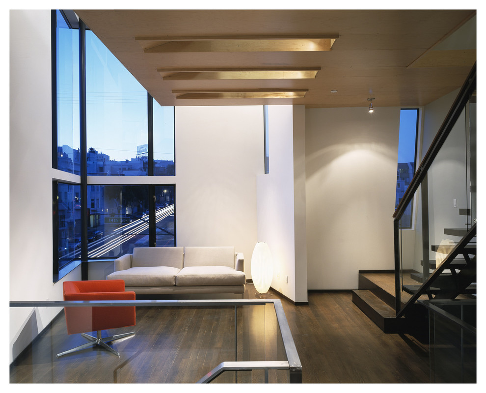 Идея дизайна: гостиная комната в современном стиле с белыми стенами и темным паркетным полом