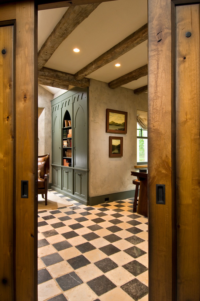 На фото: коридор в стиле рустика с бежевыми стенами, полом из сланца и серым полом с