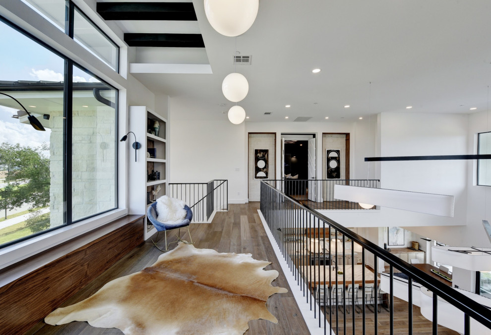 Источник вдохновения для домашнего уюта: коридор в современном стиле с белыми стенами и темным паркетным полом