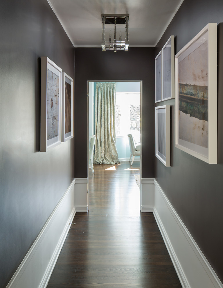 На фото: коридор среднего размера в классическом стиле с коричневыми стенами и паркетным полом среднего тона