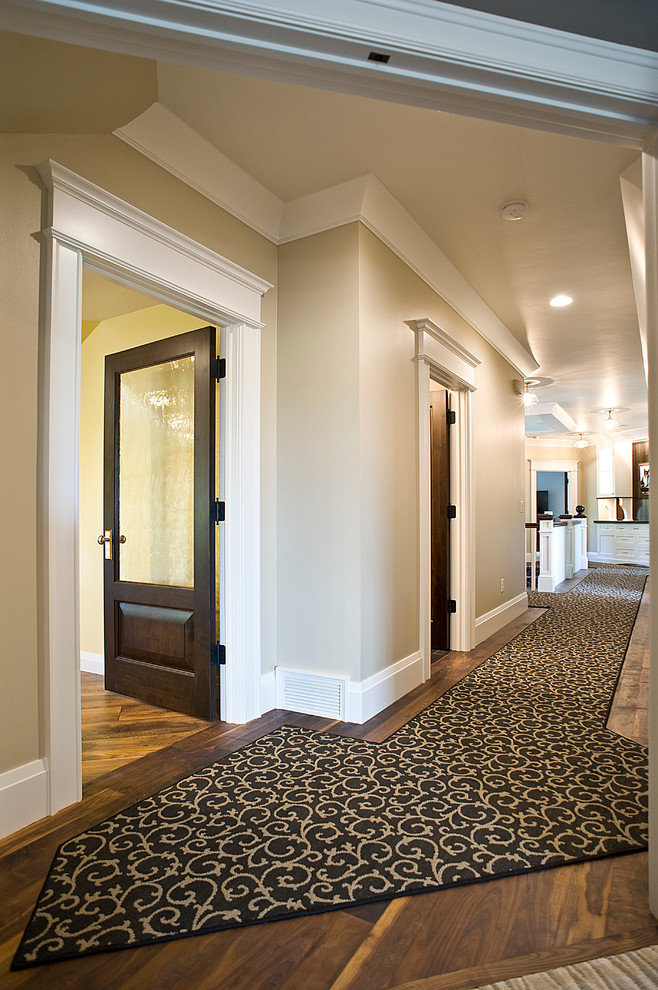 Immagine di un grande ingresso o corridoio classico con pareti beige e parquet scuro